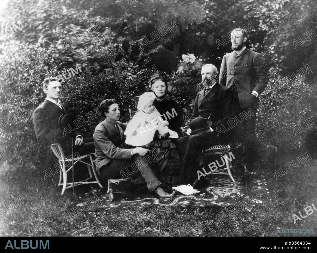 1883.. Utan bildtext. Not. Prins Carl, Prins Eugen, Sophie, Gustav VI Adolf, Oscar II, Prins Oscar Sofiero 1883 Anm. Carl, 1861-1951, svensk prins. Eugen, 1865-1947, svensk prins och konstnär. Sofia (Sophia), 1836-1913, svensk och norsk drottning, gift med den blivande Oscar II 1857. Gustaf VI Adolf, 1882-1973, Sveriges kung från 1950. Oscar II, 1829-1907, kung av Sverige 1872-1907 och av Norge 1872-1905. Oscar, 1859-1953, svensk prins. Handen i fickan Mustascher Skägg Gruppbilder Kungligheter CD590 persons: SOFIA, DROTTNING AV SVERIGE;CARL, PRINS AV SVERIGE;EUGEN, PRINS AV SVERIGE;GUSTAF ADOLF, PRINS AV SVERIGE;OSCAR II, KUNG AV SVERIGE;OSCAR, PRINS AV SVERIGE sites: SVERIGE PhotoDate:1883-??-??.
