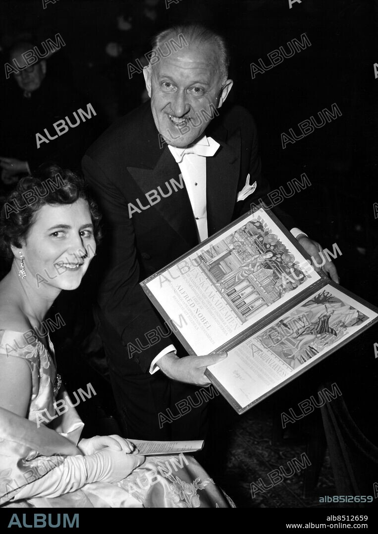 Orig. bildtext... The Nobel festival 1955. From the presentation of the Nobel Prize in the Concert Hall in Stockholm, Dec. 10th: Halldór Kiljan Laxness, winner of the Prize for Literature is seen happily showing his award to his wife Audur. Nobelpriset i litteratur 1955 Författare persons: Audur Laxness ;Halldor Laxness sites: ISLAND* ;STOCKHOLM ;SVERIGE.