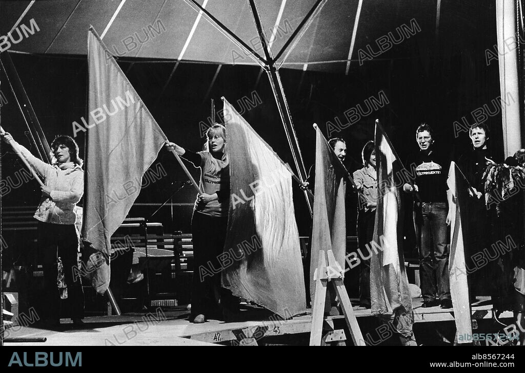 Repetition med röda sidenfanor i alla nyanser inför premiären av "Vi äro tusenden..." Fr.v. Boel Höjeberg, Narren; Paula Brandt, Oktober; Bertil Goldberg, Nynningen; --; Peter Wahlqvist, Nationalteatern och Sven Wollter. Foto: Jan E Carlsson kod 11 . COPYRIGHT SCANPIX SWEDEN.