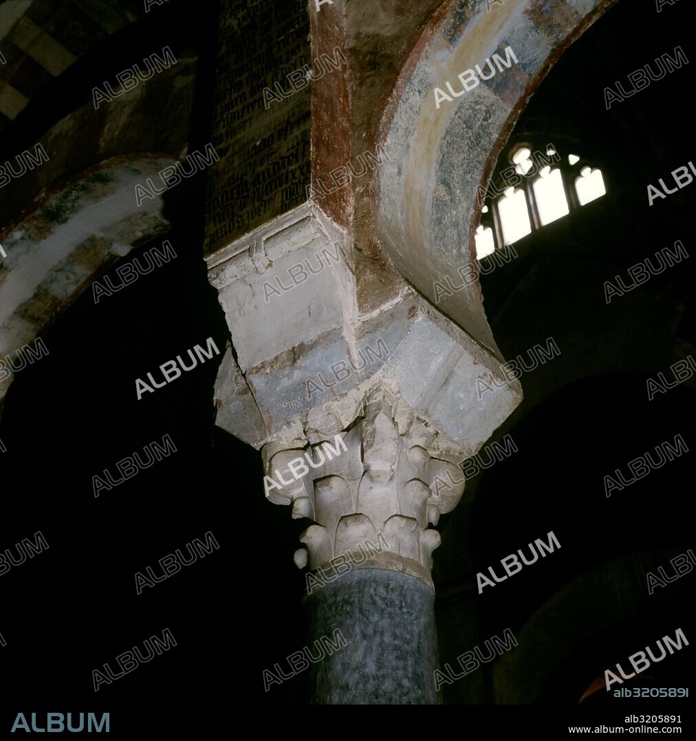 MEZQUITA DE CORDOBA. CAPITEL ARABE REAPROVECHADO EN LA AMPLIACION DE LA MEZQUITA EN LA   EPOCA DE ABDERRAMAN I. CAPITEL CON DECORACION VEGETAL Y FUSTE LISO.  CORDOBA, ESPAÑA.