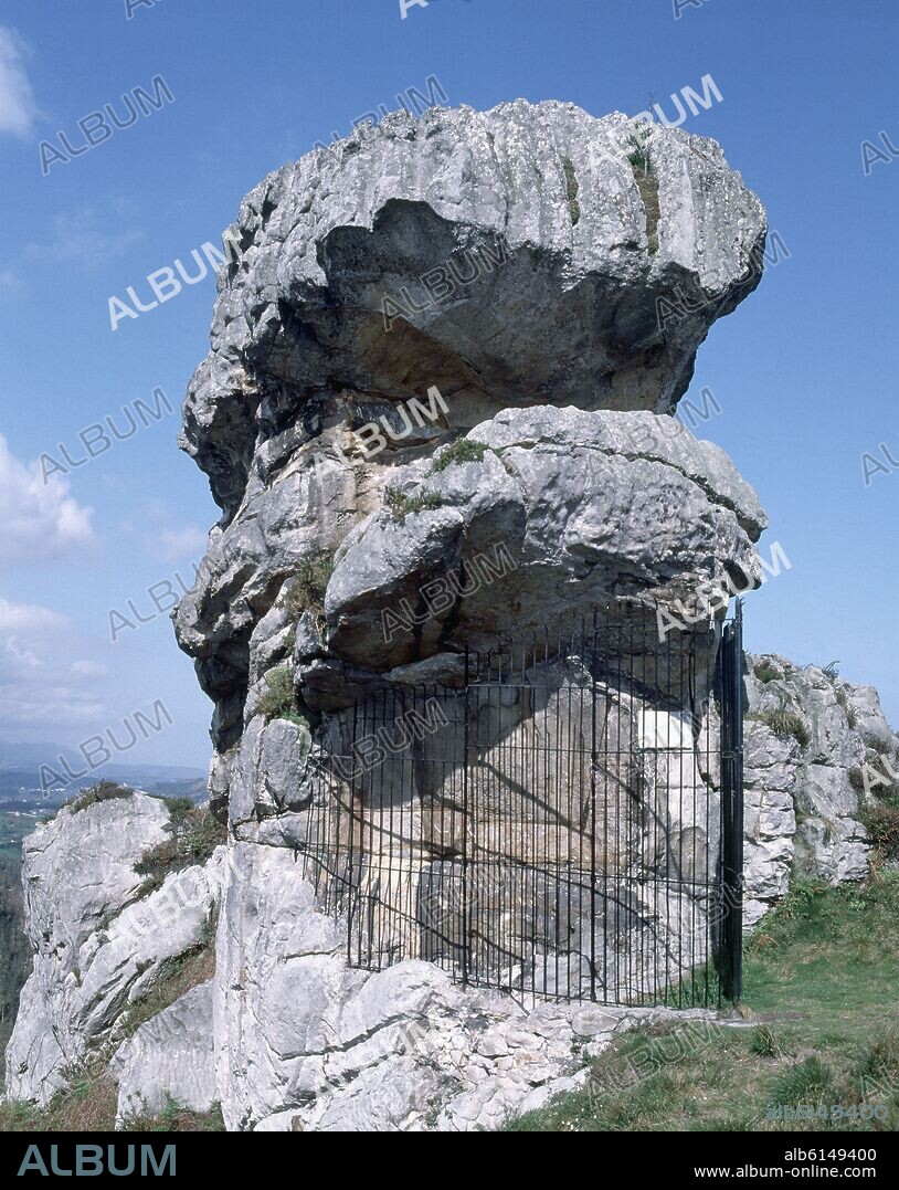 IDOLO DE PEÑA TU - CRESTON DE ARENISCA CON GRABADOS PREHISTORICOS SITUADO EN PUERTAS DE VIDIAGO EN LLANES (ASTURIAS) - III MILENIO AC.