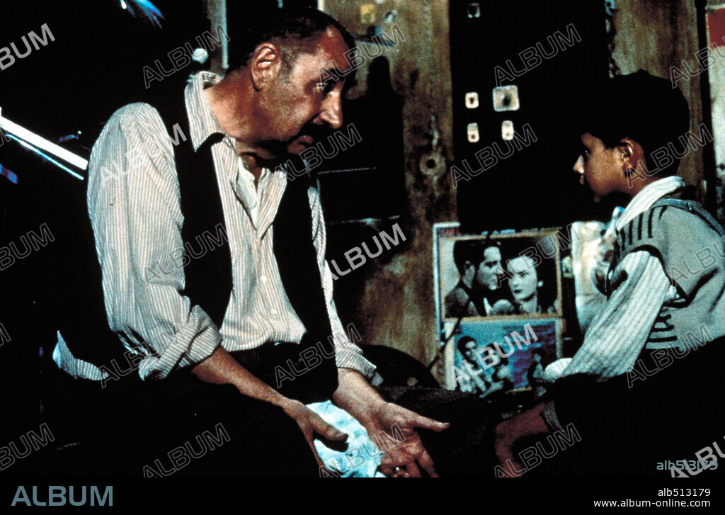 PHILIPPE NOIRET y SALVATORE CASCIO en CINEMA PARADISO, 1988 (NUOVO CINEMA PARADISO), dirigida por GIUSEPPE TORNATORE. Copyright SOVEREIGN PICTURES.