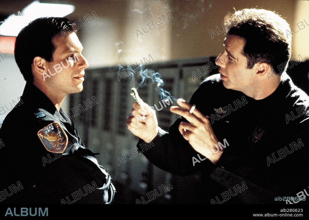 CHRISTIAN SLATER and TRAVOLTA JOHN. CHRISTIAN SLATER and JOHN TRAVOLTA in BROKEN ARROW, 1996, directed by JOHN WOO. Copyright 20TH CENTURY FOX / FOREMAN, RICHARD.
