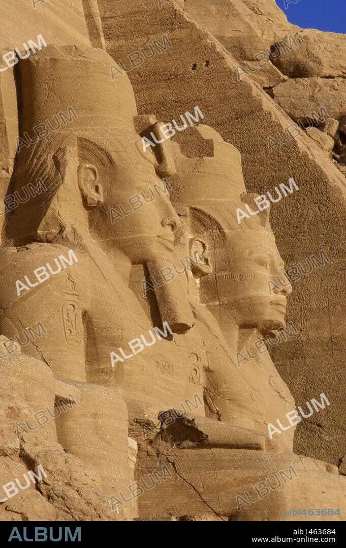 ARTE EGIPCIO. TEMPLO MAYOR DE RAMSES II (1290-1224 a. C.). Templo funerario. Detalle de los cuatro colosos que representan al faraón sentado, con el nemes en la cabeza y coronado por la doble corona. ABU SIMBEL. Norte de Africa. Egipto.