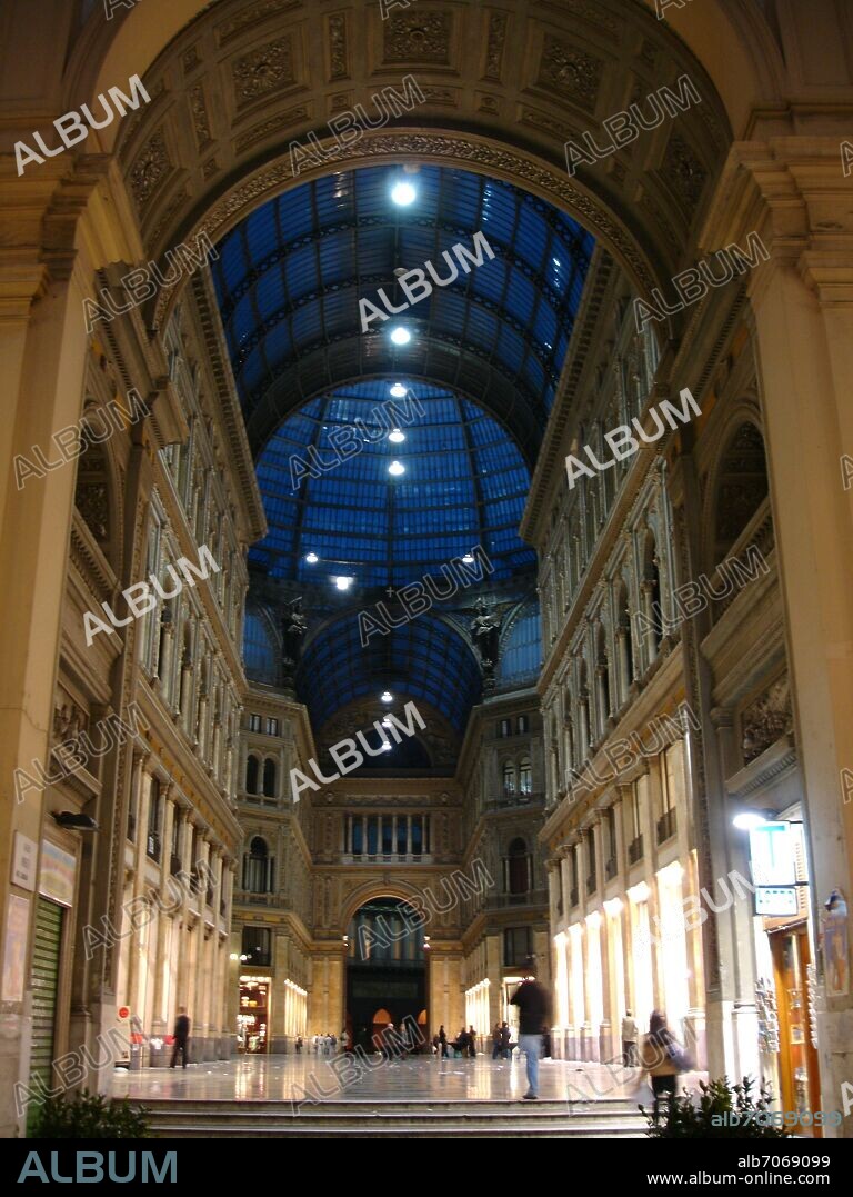 EMMANUEL ROCCO (1811-92) Y PAOLO BOUBEE. INTERIOR DE LA GALERIA UMBERTO I - SIGLO XIX - CON LA CRISTALERA DE ACERO Y CRISTAL DE PAOLO BOUBEE -FOTO AÑO 2006.