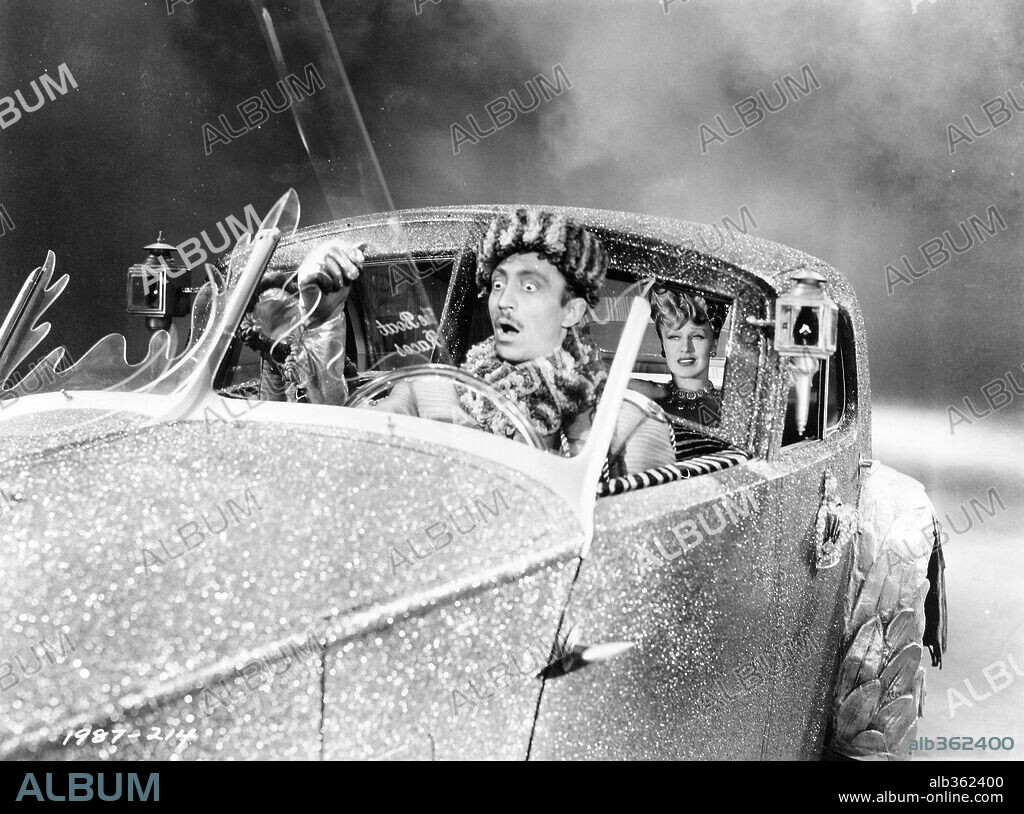 GINGER ROGERS en UNA MUJER EN LA PENUMBRA, 1944 (LADY IN THE DARK), dirigida por MITCHELL LEISEN. Copyright PARAMOUNT PICTURES.