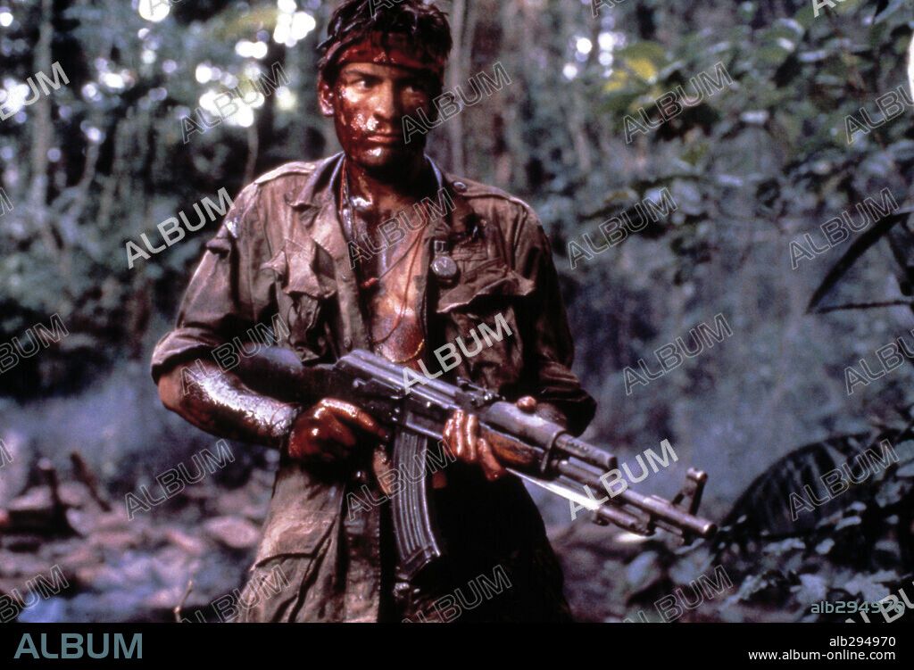 CHARLIE SHEEN in PLATOON, 1986, unter der Regie von OLIVER STONE. Copyright ORION PICTURES.