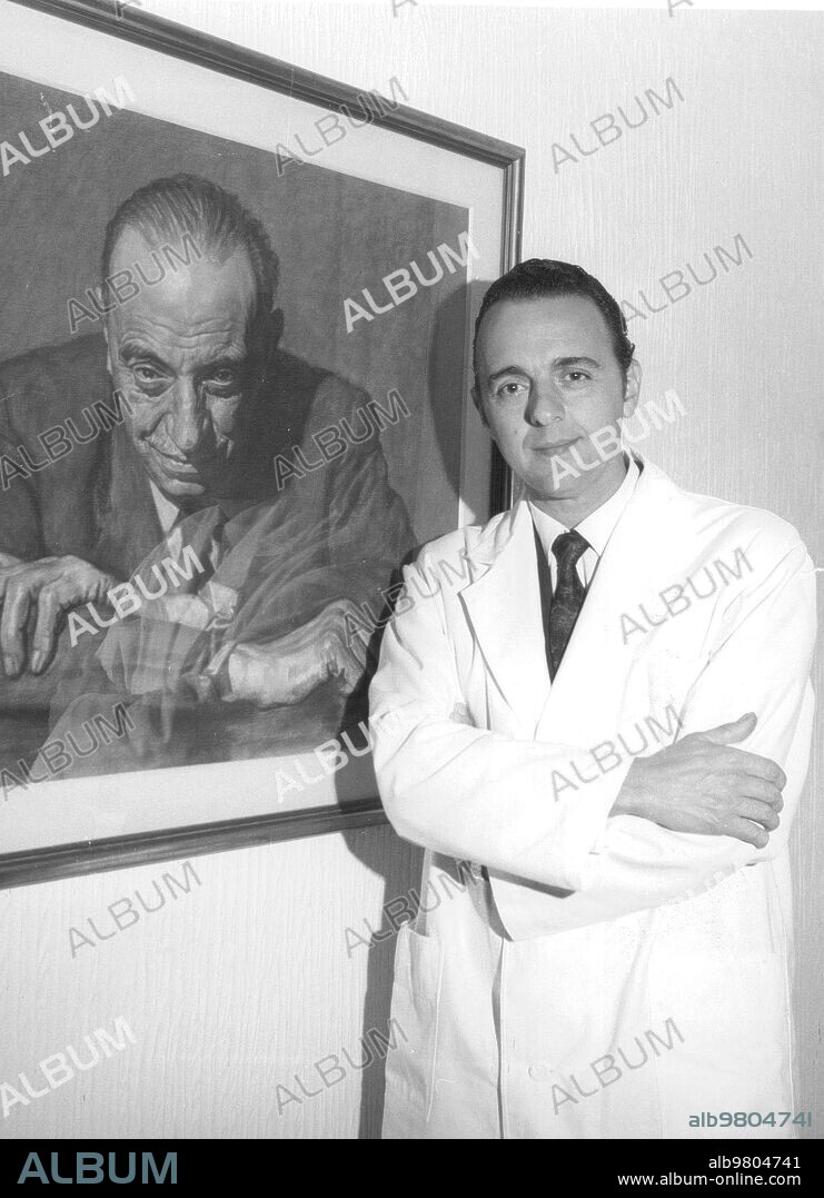 1971. Juan Antonio Vallejo-Nágera in front of a portrait of his father Antonio Vallejo Nágera.