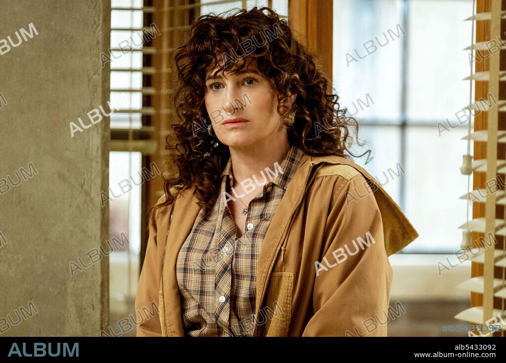 KATHRYN HAHN en THE SHRINK NEXT DOOR, 2021, dirigida por JESSE PERETZ y MICHAEL SHOWALTER. Copyright Bloomberg Media.