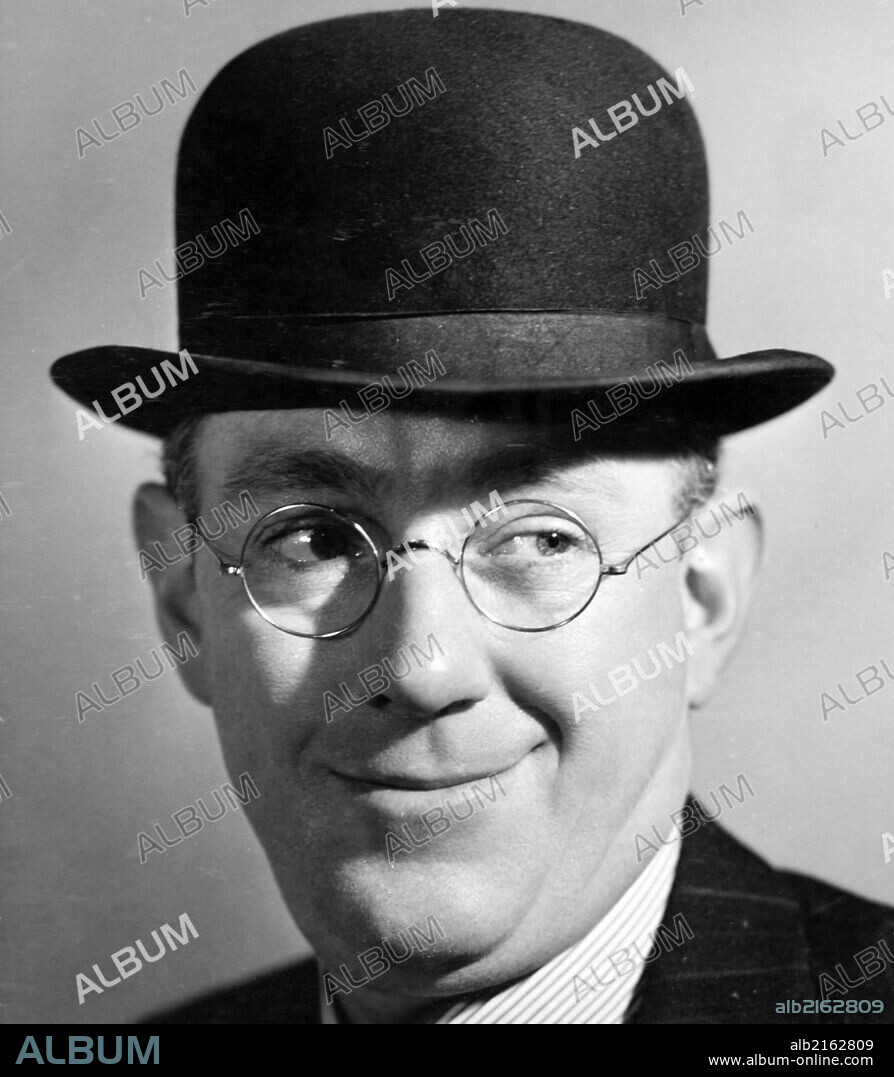 ALEC GUINNESS in THE LAVENDER HILL MOB (1951), directed by CHARLES CRICHTON. Copyright EALING STUDIOS.