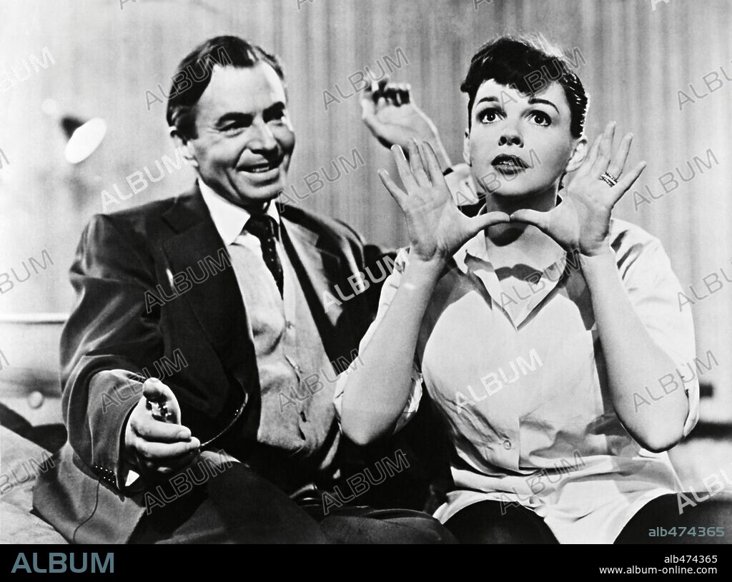 JAMES MASON y JUDY GARLAND en HA NACIDO UNA ESTRELLA, 1954 (A STAR IS BORN), dirigida por GEORGE CUKOR. Copyright WARNER BROTHERS.