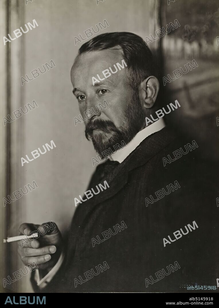 Nicola Perscheid, Franz Langheinrich - Münchner Jugend, Staatliche Landesbildstelle Hamburg, collection on the history of photography, silver gelatin paper, black and white positive process, image size: height: 21.10 cm; width: 15.80 cm, dry stamp: recto and right: NICOLA PERSCHEID, inscribed: recto u. on the cardboard: in brown ink: Franz Langheinrich - from the 'Munich Youth', address stamp of the photographer, portrait photography, studio/studio photography, bust, three-quarter view, writer, poet, author.
