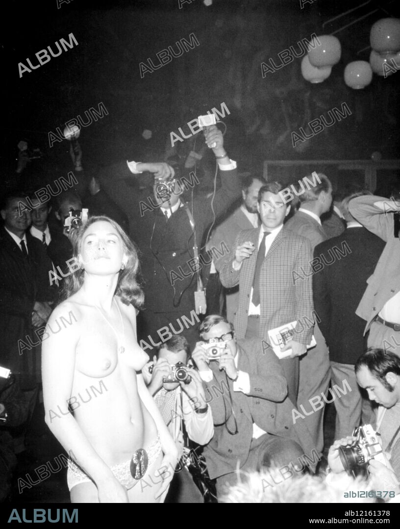 Copenhagen: Young model poses in nude before battery of Press Photographers at the World's First Sex Fair here 21st October. 22 October 1969. ©Topfoto.