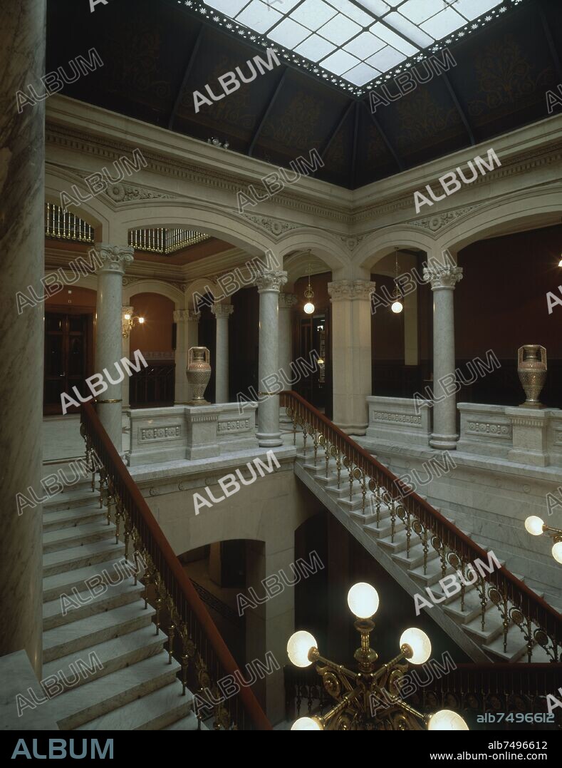 RELLANO  Y ESCALERAS DE LA PRIMERA PLANTA/ VISTA DE ABAJO A ARRIBA.