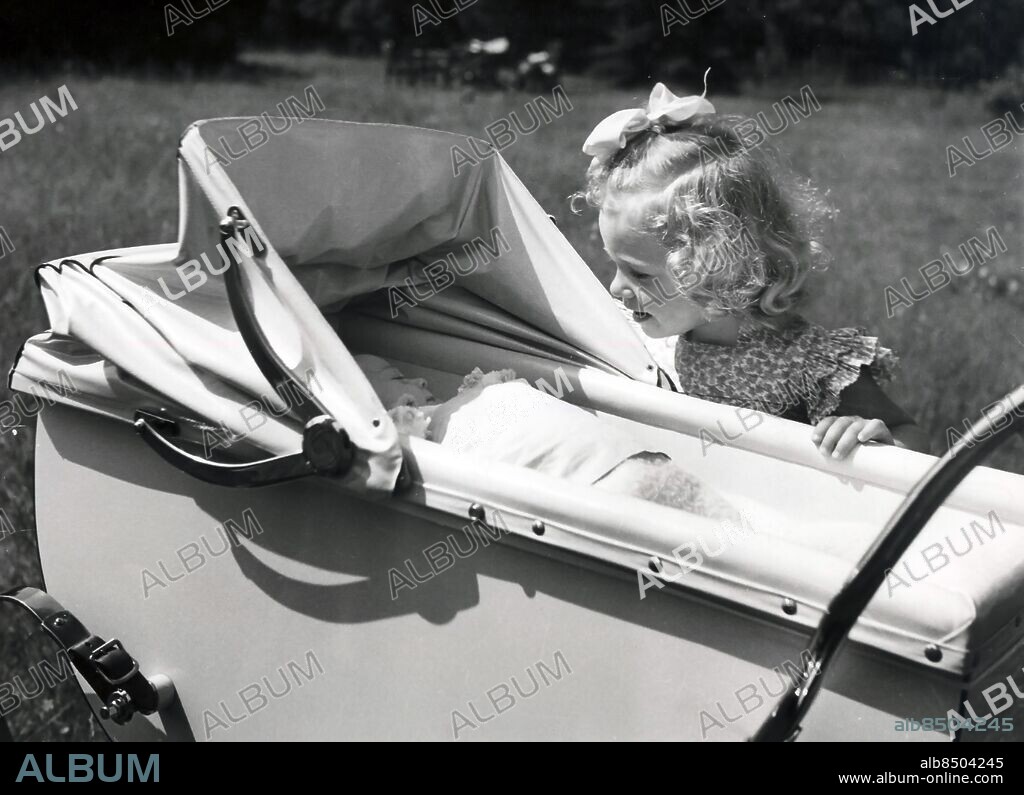 ARKIV CA 1946. Prinsessan Christina tittar på kronprins Carl Gustaf (kung Carl XVI Gustaf) som ligger i sin barnvagn CA 1946.. Photo: Svenska Dagbladet / SCANPIX / Kod: 11014. ----------------------------------------------------------------. FILE CA 1946. Swedish Princess Christina watches her brother Crown Prince Carl Gustaf (King Carl XVI Gustaf) in his baby carriage approximately 1946.. Photo: Svenska Dagbladet / SCANPIX SWEDEN / Code 11014.