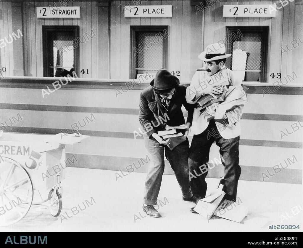 CHICO MARX y GROUCHO MARX en UN DÍA EN LAS CARRERAS, 1937 (A DAY AT THE RACES), dirigida por SAM WOOD. Copyright M.G.M.