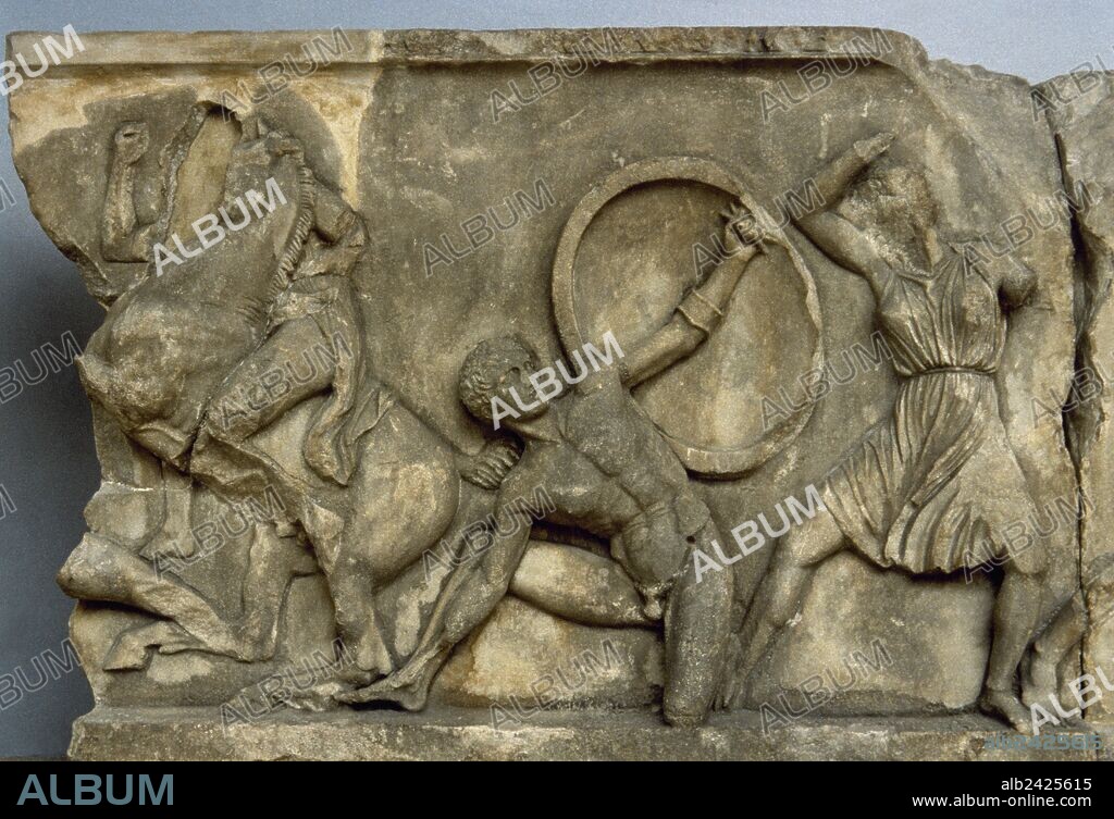 ESCOPAS (atribuido). ARTE GRIEGO-HELENISTICO. GRECIA. Relieve donde se representa una LUCHA ENTRE GRIEGOS Y AMAZONAS (mujeres guerreras de Asia Menor). Formaba parte del MAUSOLEO DE HELIOCARNASOS (Halicarnaso). 35 a. C. aproximadamente. British Museum. Londres. Reino Unido.