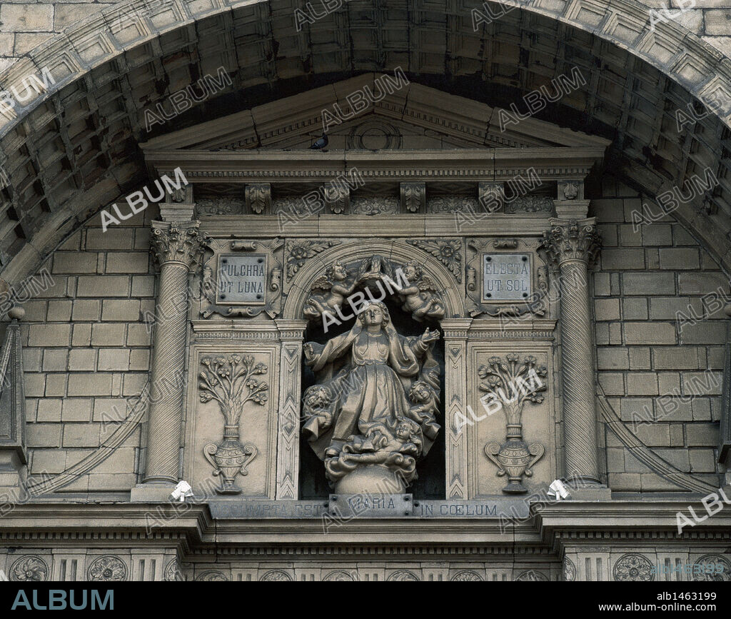 ARTE GOTICO-TARDIO. ESPAÑA. IGLESIA DE NUESTRA SEÑORA DE LA ASUNCION. Detalle de la portada del templo, construido en el s. XVI, presidida por una imagen de la VIRGEN MARIA. RENTERIA. Provincia de Guipúzcoa. País Vasco.
