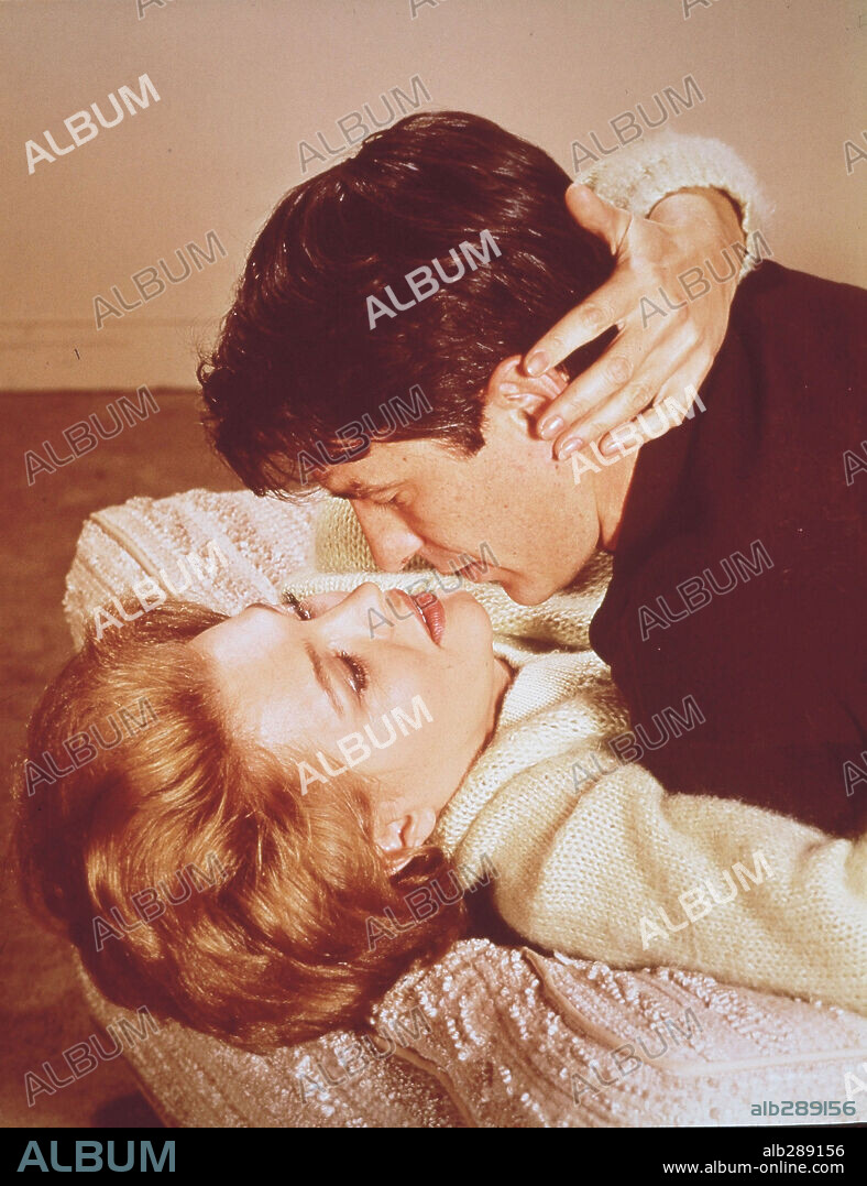 ANGIE DICKINSON and JOHN CASSAVETES in THE KILLERS, 1964, directed by DON SIEGEL. Copyright UNIVERSAL PICTURES.