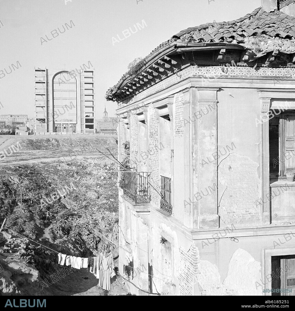 VISTA DEL BARRIO DE LA BASILICA JUNTO A LA CALLE ORENSE 1954 - FOTOGRAFIA EN BLANCO Y NEGRO AÑOS 50.