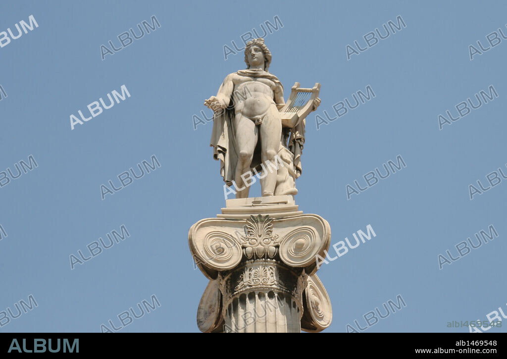 APOLO. Dios griego de las artes. Estatua ubicada delante de La Academia. Atenas. Grecia.