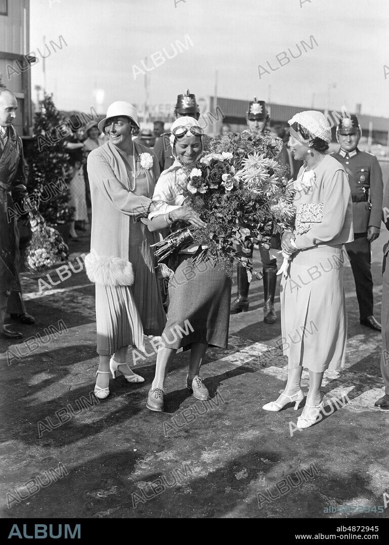 GERMANY BERLIN 1932-07-26. Orig. caption ... ELLY BEINHORN IN BERLIN. Elly Beinhorn, the brave German pilot, has been flown to all parts of Berlin after her flight. She was greeted at the Tempelhof airport by an enthusiastic crowd. Also Thea Rasche (left) was not missing at the greeting Elly Beinhorns. Photo: Presse-Photo / AB Text & Bilder / SVT / Code: 5600 Folder: Beinhorn, Elli Bouquets Long-haul pilots Air pioneers persons: THEA RASCHE; ELLY BEINHORN; ANTONIE VON STRASSMANN sites: GERMANY; BERLIN.