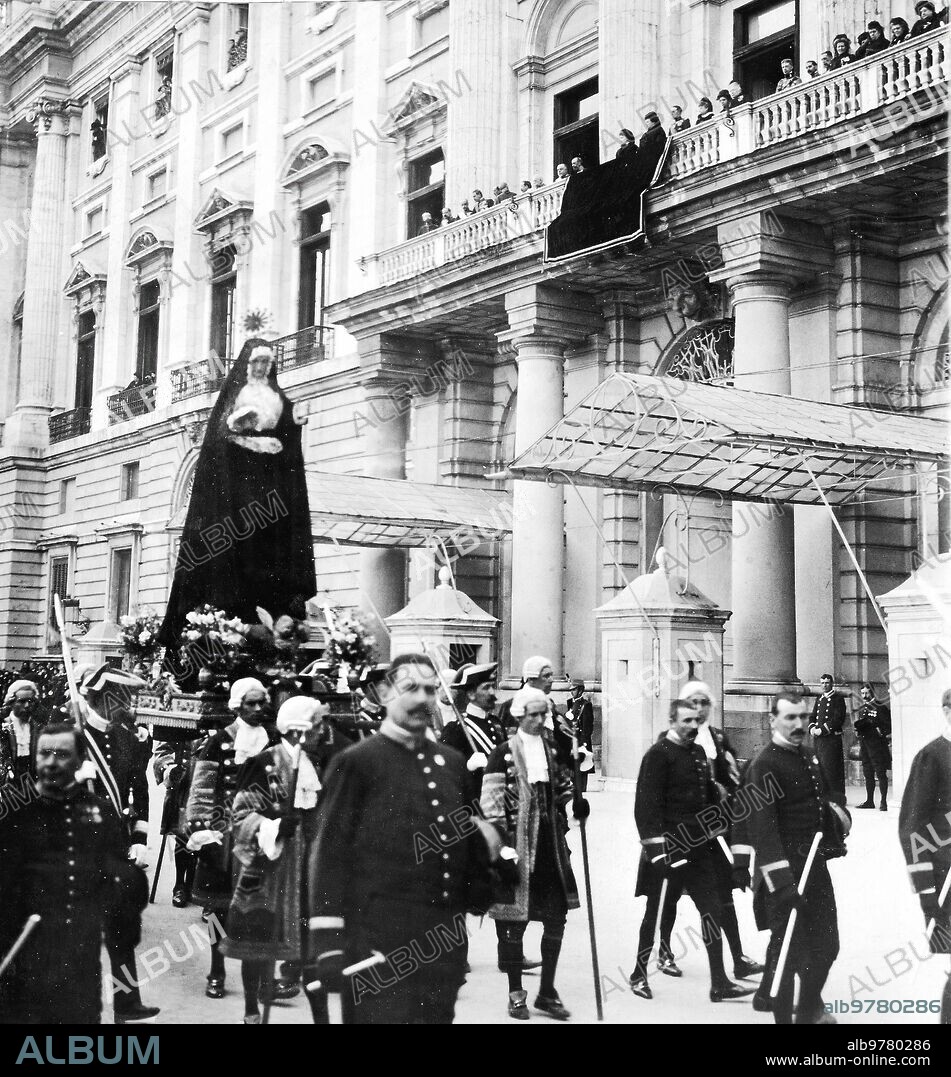 Marzo 1910. La procesión del viernes santo en Madrid. La Reina Amelia de Portugal y la familia real Española Presenciando el paso de la imagen de la soledad desde los Balcones de palacio.