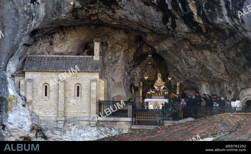 Madrid  20-09-2014  Lagos de Covadonga en los Picos de Europa en la imagen  la Basilica gruta de la Virgen y monumento A don Pelayo foto Jaime Garcia  Archdc.