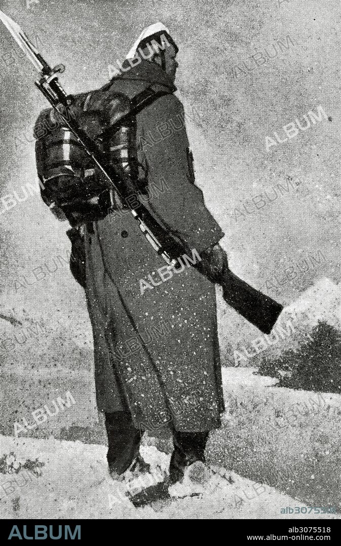 I GUERRA MUNDIAL (1914-1918). Frente Oriental. Soldado centinela ruso (tropas Aliadas) en los Montes Cárpatos. Dibujo de Alonso. La Esfera, 1915.