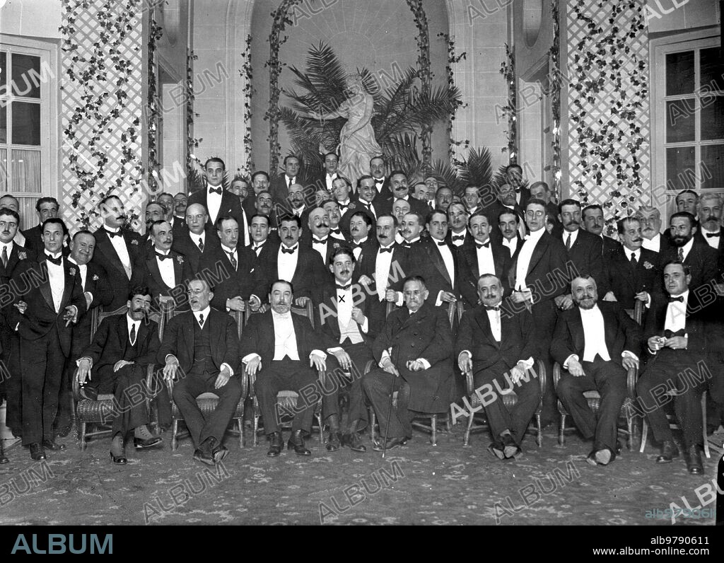 Marzo 1916. En el hotel Ritz. Don José María Carretero, "el caballero Audaz" (X), Rodeado de las Distinguidas Personalidades que Concurrieron al banquete con que ha Sido Obsequiado, en celebración del éxito de su Libro "lo que se por Mi".