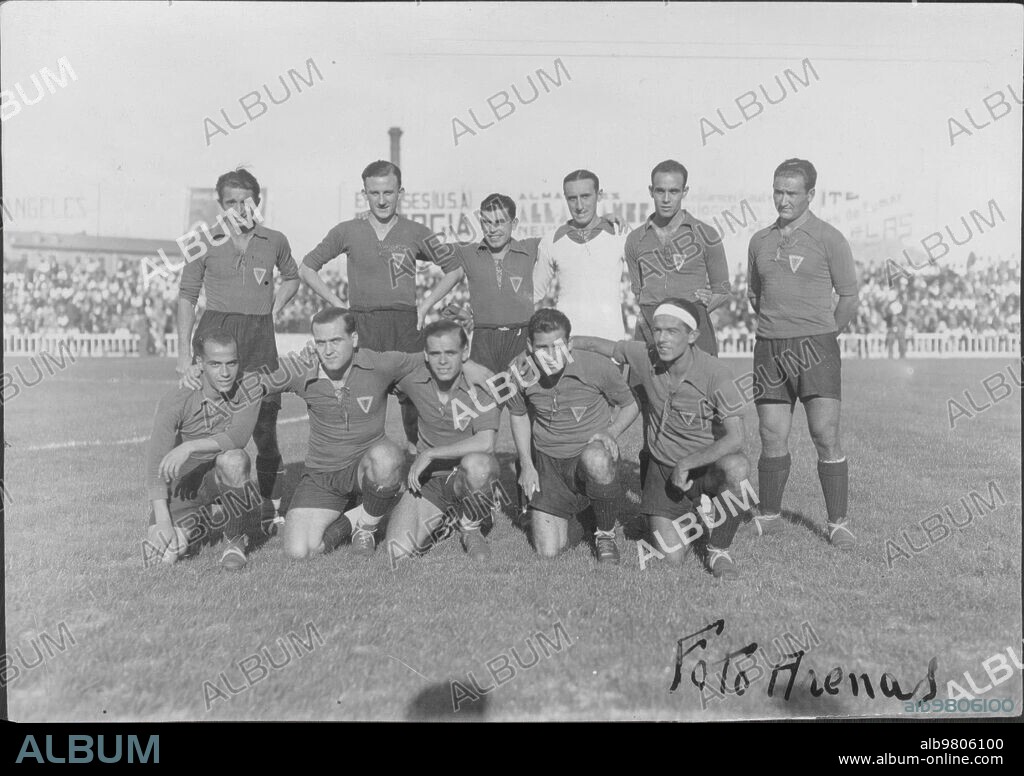 El Murcia fútbol Club. De izquierda A Derecha, Arriba: Mondragón, Muchor, Griera, Elzo (Capitán), Garcerán y Lorribas. Abajo: Virivi, Roig, Romero, Zamora y Julio.
Foto Arenas.