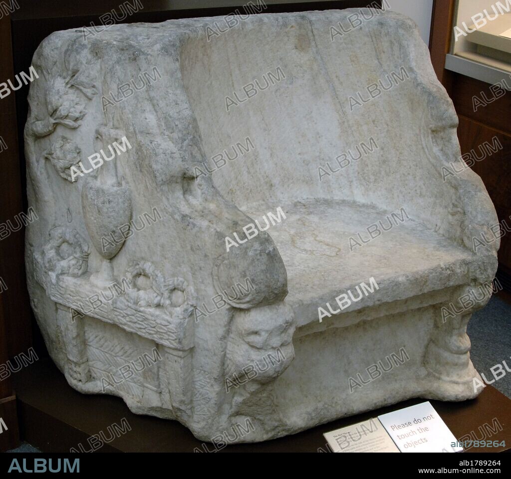 ARTE ROMANO. GRECIA. TRONO de mármol con decoración en los laterales. Los pies están decorados con el BUHO DE LA DIOSA ATENEA. Fechado en el s. II d. C. aproximadamente. Procede del estadio romano de Atenas, Estadio Panathinaiko. Museo Británico. Londres. Inglaterra. Reino Unido.