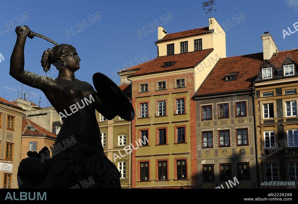 POLONIA. VARSOVIA. Vista de la estatua de la SIRENA DE VARSOVIA "SYRENKA", símbolo de la ciudad, situada en la Plaza del Mercado. Obra del escultor Konstanty Hegel (1799-1876) .
