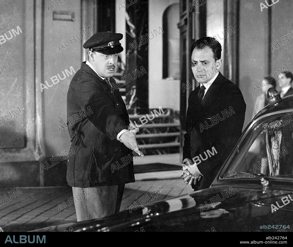 ANTONIO GARISA y JOSE LUIS OZORES en EL GAFE, 1959, dirigida por PEDRO LUIS RAMIREZ.