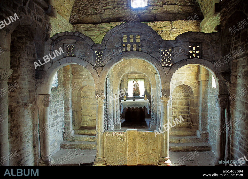 ARTE PRERROMANICO. ESPAÑA. IGLESIA DE SANTA CRISTINA DE LENA. Erigida durante el periodo ramirense (siglo IX). Consta de una única nave abovedada y rectangular. Vista del ICONOSTASIS, formado por una triple arquería apoyada sobre columnas de capiteles corintios, y del CANCEL de dos piezas. Detrás, el presbiterio. POLA DE LENA. Asturias.