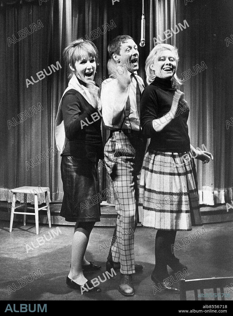 STOCKHOLM 1963-01-31. Catrin Westerlund, Allan Edwall och Inga Gill uppträder på Hamburger Börs . Foto: Olle Seijbold / DN / TT / Kod: 51. ** SVD OUT **.