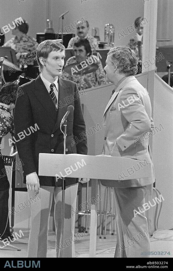 STOCKHOLM 1973-11-10. Staffan Olander (tv) tillsammans med programledaren för TV-programmet Tiotusenkronorsfrågan, Nils Erik Bæhrendtz. Olander blev mästare för sina kunskaper om popgruppen The Beatles.. Foto: Bernt Claesson / EXP / TT / Kod: 8. **AFTONBLADET OUT**.