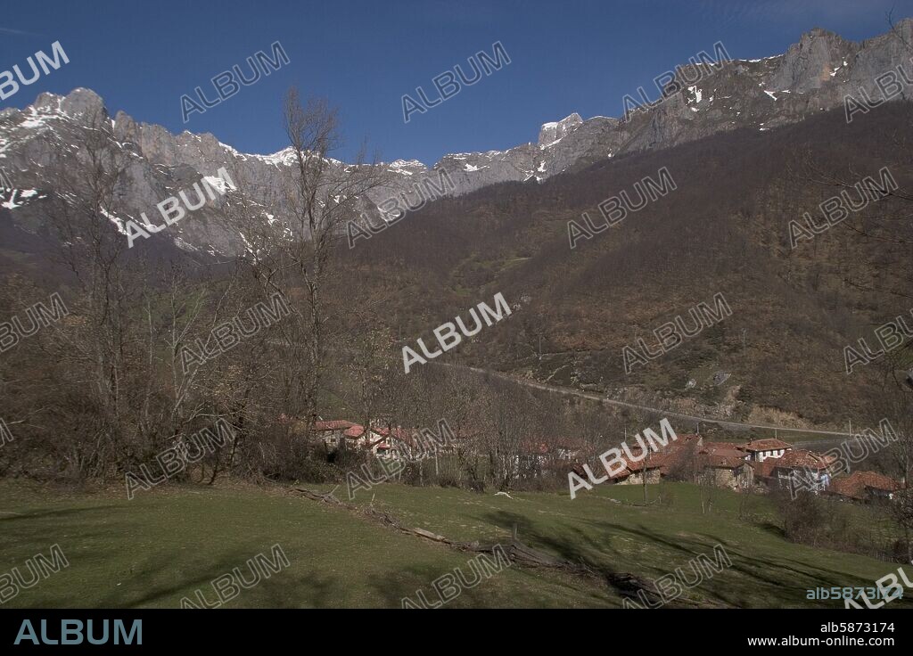 Pido; (La Liébana) pueblo y paisaje con Picos de Europa al fondo.