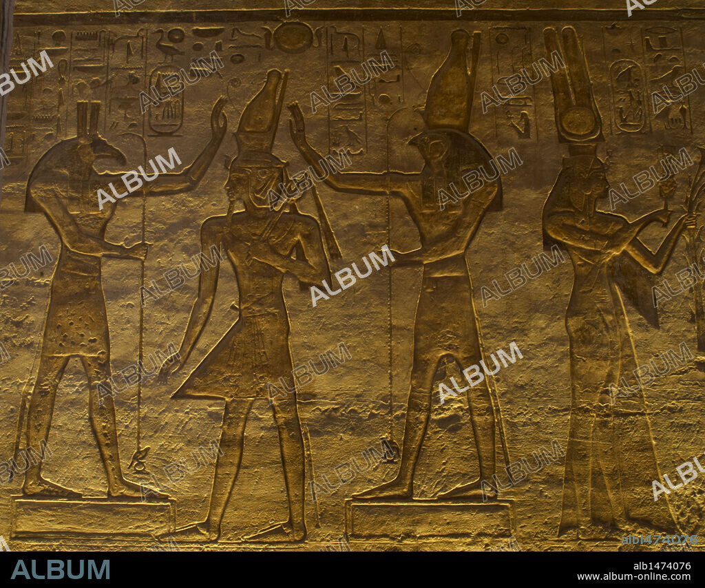 ARTE EGIPCIO. TEMPLO MENOR o TEMPLO DE HATHOR. Dinastía XIX. Imperio Nuevo. Relieves del interior del templo con el faraón Ramses II rodeado de divinidades. ABU SIMBEL. Egipto. Norte de Africa.