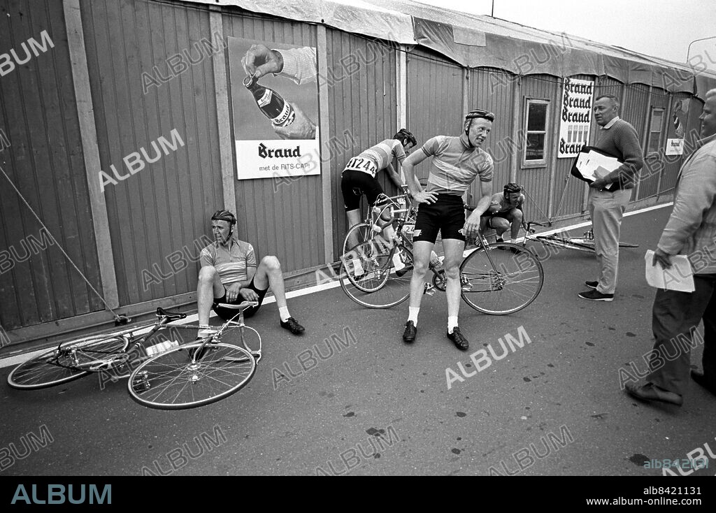 ARKIV 1967-05-20. Bröderna Fåglum Pettersson fr. v: Sture Pettersson, Gösta Pettersson, Erik Pettersson och Tomas Pettersson pustar ut helt utpumpade efter att ha tagit VM-guld i lagtempo för amatörer i Heerlen, Nederländerna 30:e juni 1967.. Foto: Lars Nyberg / XP / SCANPIX / Kod: 34. **AFTONBLADET OUT**.