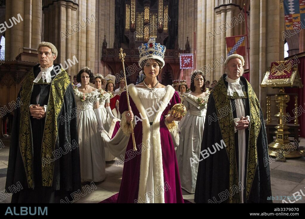 JENNA COLEMAN y VICTORIA VON ENGLAND. JENNA COLEMAN en VICTORIA, 2016, dirigida por DAISY GOODWIN. Copyright MAMMOTH SCREEN.