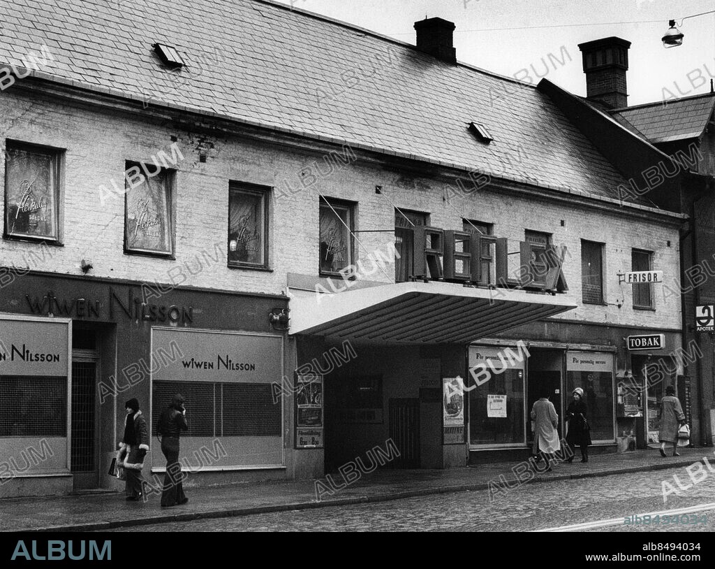 Fastigheten med bl biografen Reflex på Kyrkogatan 3 i Lund är rivningshotad. Tv Wiven Nilssons affär och Radioaffären th om biografen stängdes hösten 1976.. Foto: Bert Olsson / Sydsvenskan / IBL Bildbyrå.