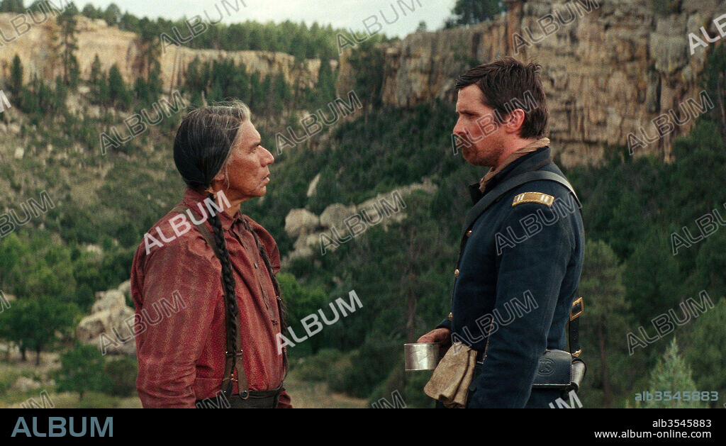 CHRISTIAN BALE and WES STUDI in HOSTILES, 2017, directed by SCOTT COOPER. Copyright Le Grisbi Productions/Waypoint Entertainment.