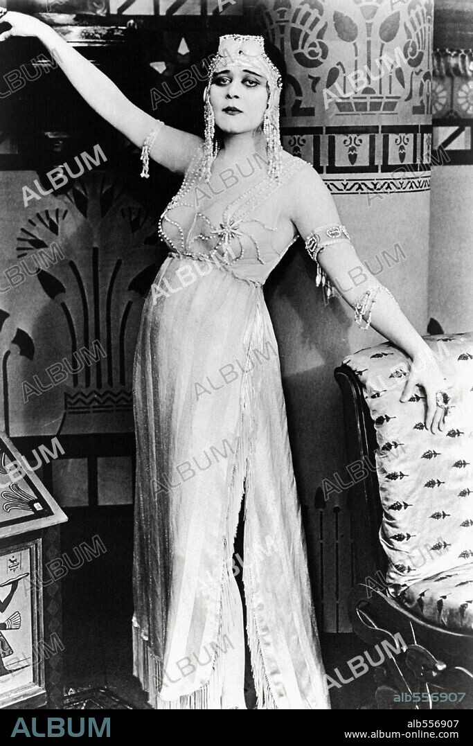THEDA BARA dans CLEOPATRA, 1917, réalisé par J. GORDON EDWARDS. Copyright FOX FILMS.