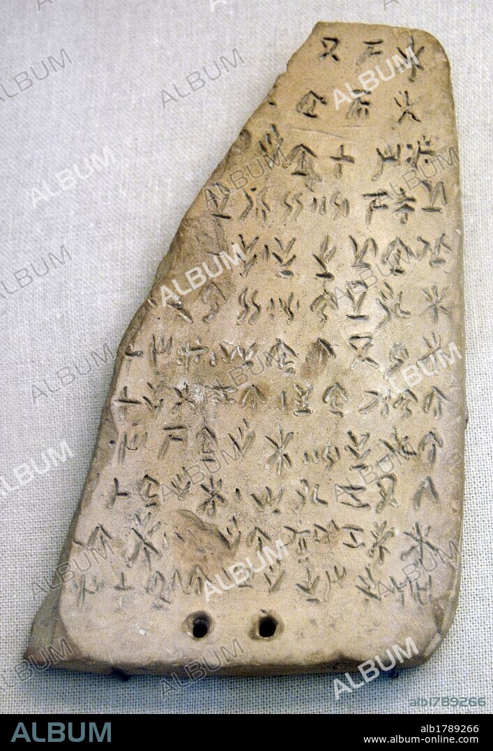 Tabla de terracota con inscripción en GRIEGO ANTIGUO EN ESCRITURA SILABICA CHIPRIOTA (SILABARIO CHIPRIOTA). Posiblemente sea un DOCUMENTO COMERCIAL. Fechada entre 600-500 a. C. Procede de las cercanías de Akanthou. Museo Británico. Londres. Inglaterra. Reino Unido.
