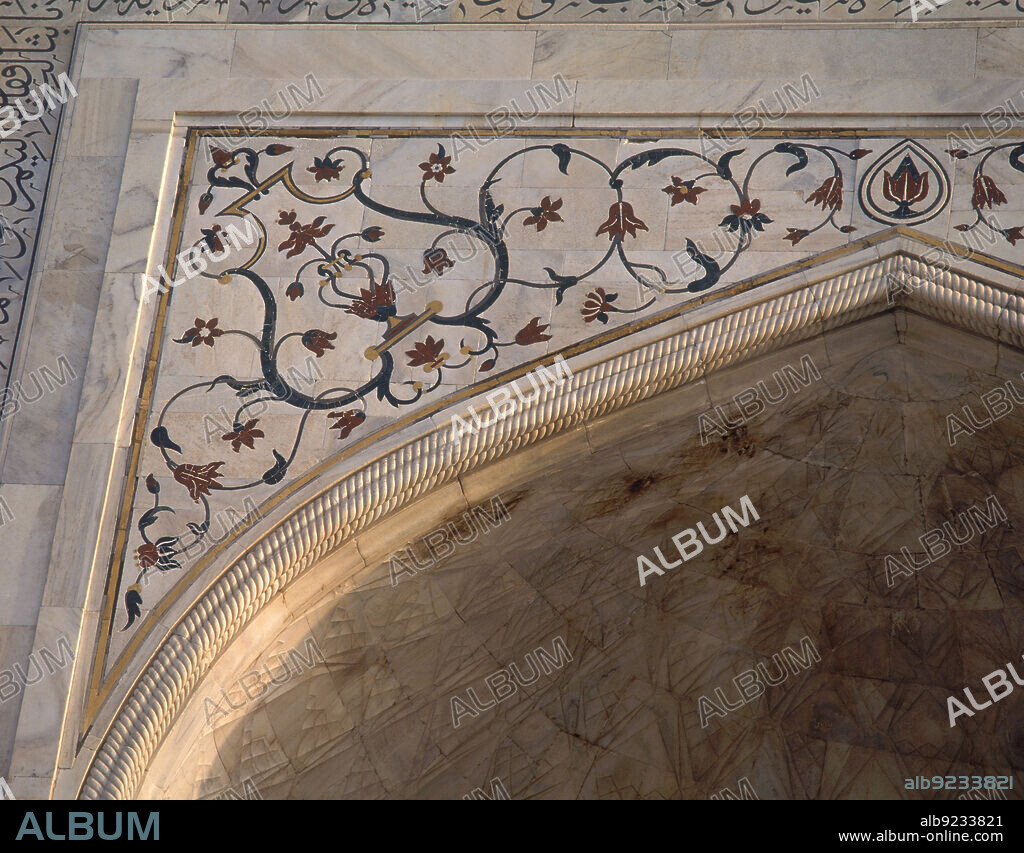 DETALLE DEL ARCO TUDOR DE LA FACHADA DEL TAJ MAHAL - MAUSOLEO DE MUMTAZ MAHAL ESPOSA DE SHAH JAHAN CONTRUIDO ENTRE 1631 Y 1653.