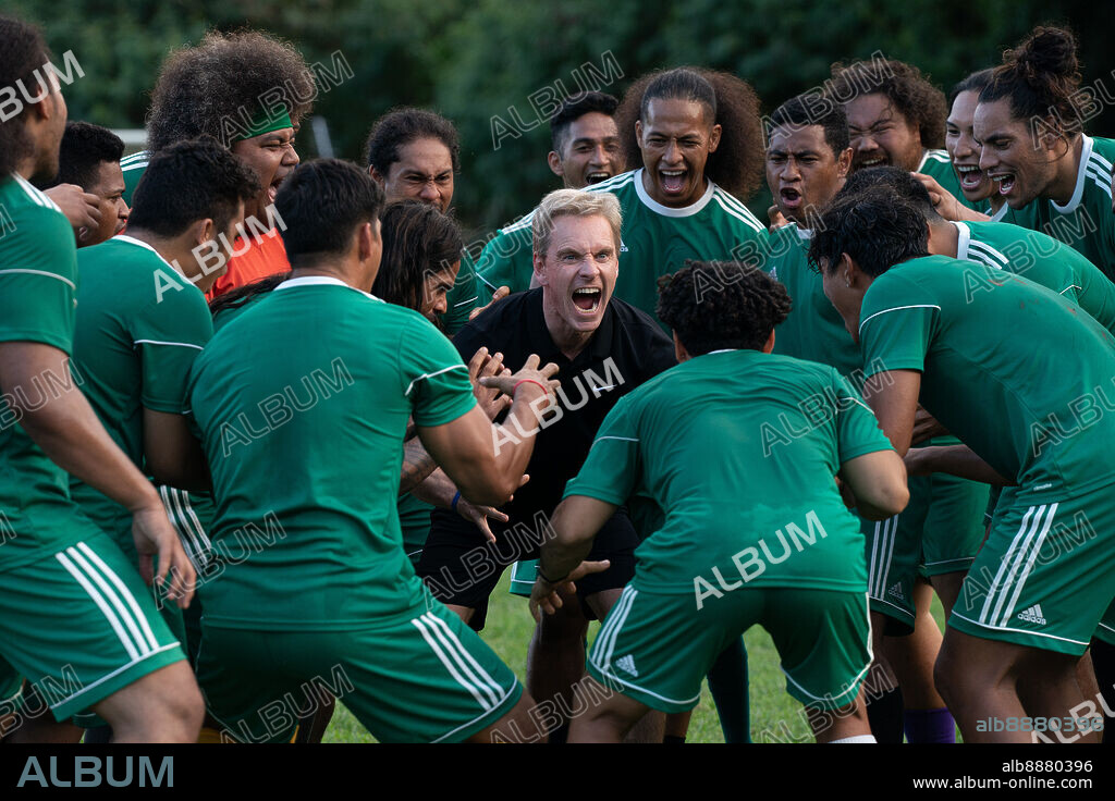 MICHAEL FASSBENDER in NEXT GOAL WINS, 2023, unter der Regie von TAIKA WAITITI. Copyright FOX SEARCHLIGHT PICTURES.