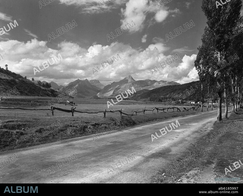 PANORAMICA DE LOS PICOS DE EUROPA DESDE EL ANTIGUO PARADOR DE RIAÑO - FOTOGRAFIA EN BLANCO Y NEGRO - AÑOS 50 -.