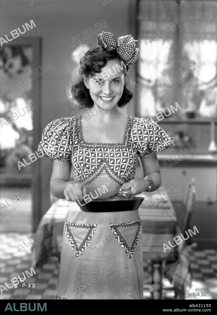 PAULETTE GODDARD in MODERN TIMES, 1936, directed by CHARLES CHAPLIN. Copyright CHAPLIN/UNITED ARTISTS.