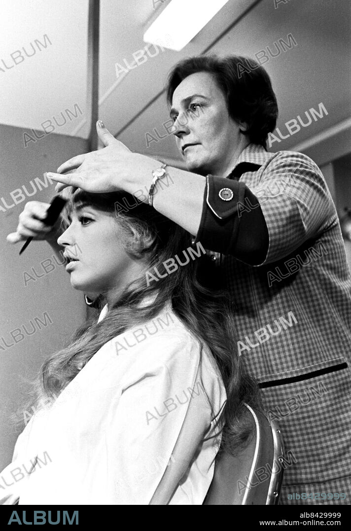 1968-02.. Barbro Lill-Babs Svensson, sångerska, får en peruk av TV:s perukmakare Inga Lindeström, för att visa olika åldrar.. Foto: Bo-Aje Mellin / RiR / SVT / Kod: 5600. Reportage publ. i RiR 8/68 sid. 22-23.. RiR 18892 sv/v neg  . Peruker.